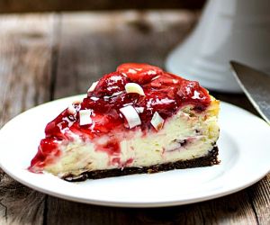 Easy White Chocolate Strawberry Cheesecake