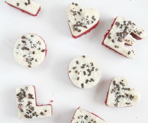 Valentin's Day mini red velvet LOVE cakes