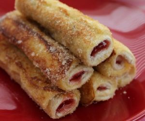 French Toast Roll Ups With Cream Cheese and Strawberries
