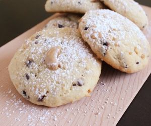 Cashew Chocolate Chip Cookies