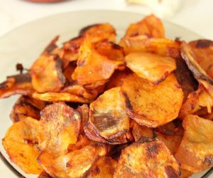 Homemade garlic potato chips
