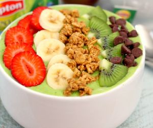 Banana Kiwi Green Smoothie Bowl