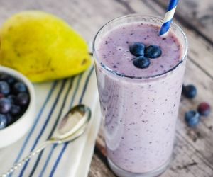 Nourishing Whole Grain Smoothie with Pears, Blueberries and Bananas