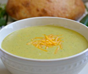 Copycat Kneaders Cheddar and Jalapeño Soup