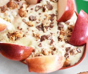 BIG GAME SNACK: SNICKERS® BLITZ DIP WITH APPLES
