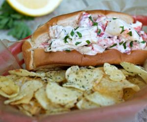 Classic New England Lobster Roll