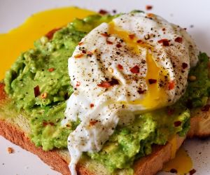 AVOCADO TOAST WITH A POACHED EGG