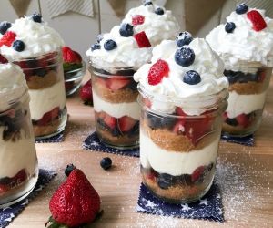 Mason Jar No Bake Berry Cheesecake Trifle