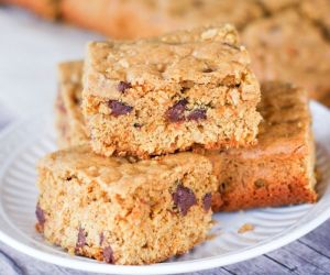 Granola Blondie Bars: perfect for holiday baking!