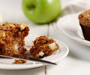 Diet Recipe of Apple Muffins with Cinnamon-Pecan Streusel