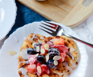 Grilled Cinnamon Bun Flatbread with Fruity Topping
