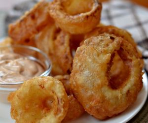 Beer Battered Onion Rings with Dipping Sauce