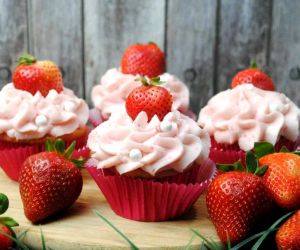 STRAWBERRY CREAM CHEESE CUPCAKES