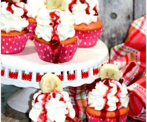 STRAWBERRY BANANA CUPCAKES