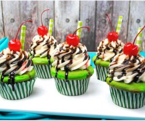 SHAMROCK SHAKE CUPCAKES