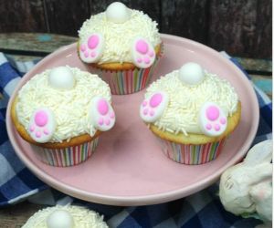 EASTER BUNNY CAKE CUPCAKES