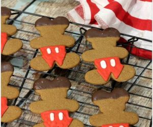 GINGERBREAD MICKEY MOUSE COOKIES