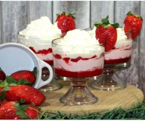 RED VELVET COOKIE AND STRAWBERRY PARFAIT