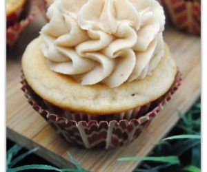 LIGHT AND CREAMY PEANUT BUTTER CUPCAKE