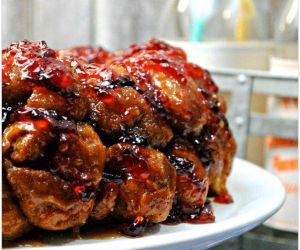 PEANUT BUTTER AND JELLY MONKEY BREAD