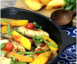 CHICKEN AND PEACHES WITH BALSAMIC REDUCTION 