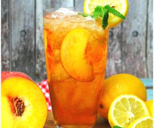SPIKED PEACH ARNOLD PALMER COCKTAIL