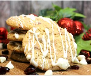CRANBERRY COOKIES WITH WHITE CHOCOLATE DRIZZLE