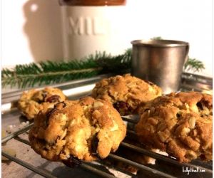 WHITE CHOCOLATE CRANBERRY OATMEAL COOKIES