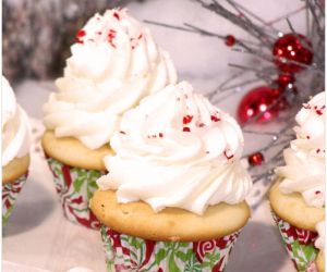 PEPPERMINT BUTTER CANDY CANE CUPCAKES