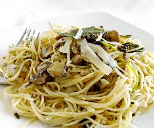 Pasta in Truffle Oil with Mushrooms and Spinach