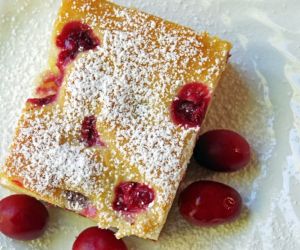 Easy Vanilla Cake Recipe with Yogurt and Cranberries