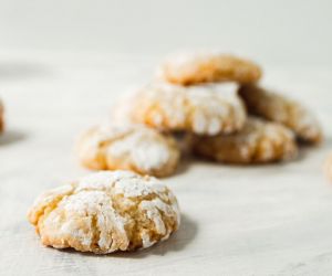 EASY AND DELICIOUS AMARETTI COOKIES